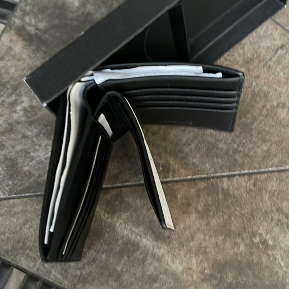 Michael Kors Boxed Signature 3 in 1 Bifold Wallet In White / Pearl Grey - Picture 7 of 12